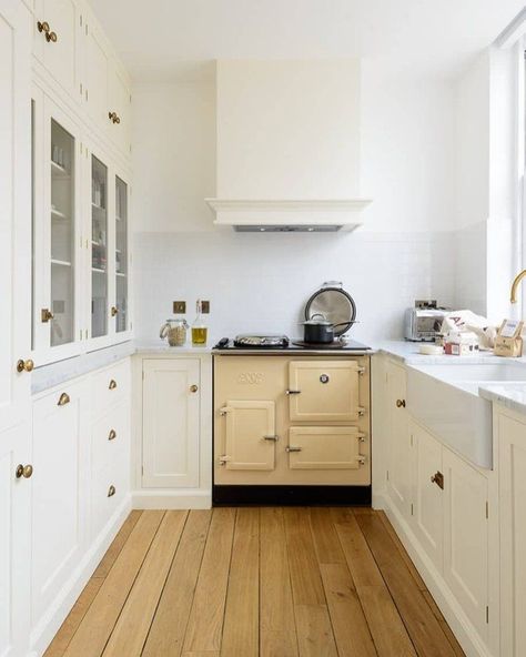 White kitchens are a staple design and perfect for galley kitchens with minimal light and space. Devol Shaker Kitchen, Cream Kitchen Cabinets, Flat Kitchen, White Kitchen Appliances, Small Cottage Kitchen, Belfast Sink, Devol Kitchens, Small Kitchen Layouts, Kabinet Dapur