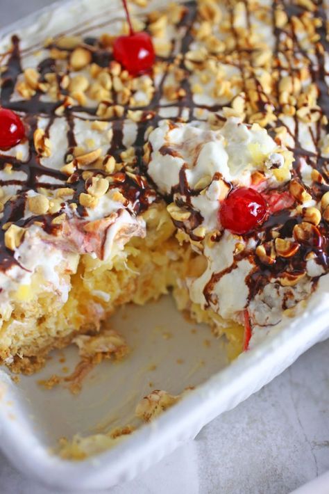 Banana Split Cake Recipe, Chocolate Layer Dessert, Delicious Magazine Recipes, Cake Recipes Chocolate, Nutella Recipes Easy, Crispy Oven Fried Chicken, Chocolate Chip Mug Cake, Banana Split Cake, Split Cake