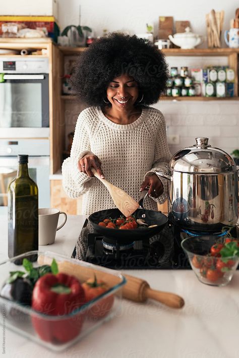 Beautiful black woman cooking in her home. Cooking concept. Low Carb Vegetarian Diet, Cooking Photos, Cooking Photography, Female Chef, Girl Cooking, Low Carb Vegetarian, Family Cooking, Aesthetic Women, Cook At Home