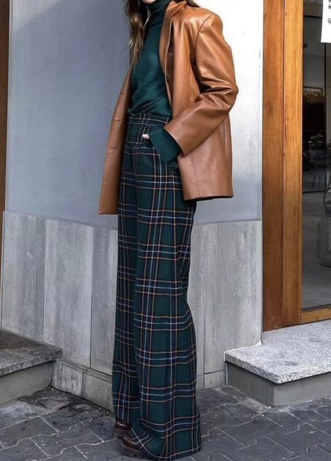 Plaid Pants Outfit, Green Turtleneck, Christmas Look, Looks Country, Plaid Pants, Navy Pants, Work Attire, Mode Inspiration, Work Fashion