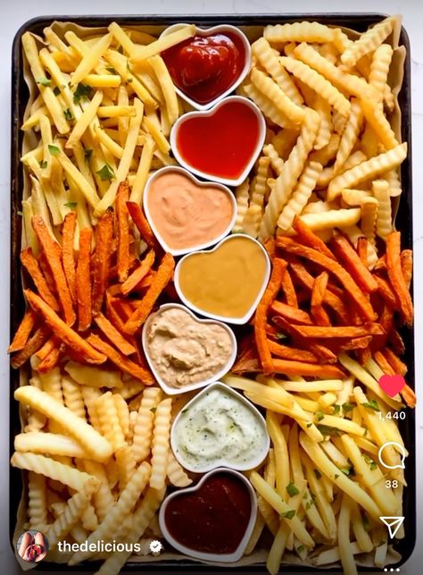 French Fries Presentation Ideas, Potato Chip Bar, French Fry Board, Fries Platter, Fries Board, Snacks Junk Food, Fry Board, Friend Fries, French Fry Sauce