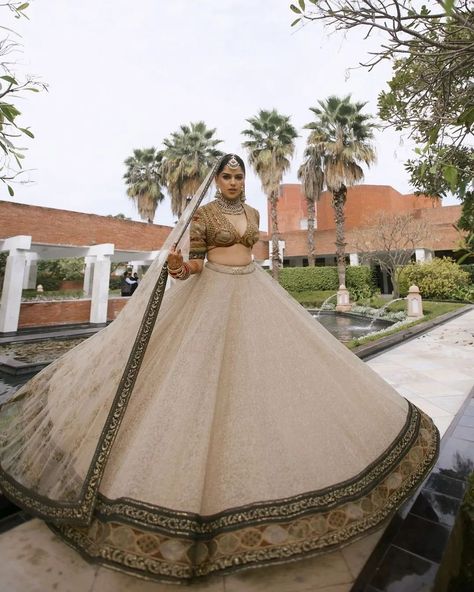 Indian Wedding Outfit Bride, Reception Dress Bride Indian, Sabyasachi Dresses, Sabyasachi Lehenga Bridal, Bride Reception Dresses, Sabyasachi Bridal, Anand Karaj, Indian Dresses For Women, Lehenga Bridal