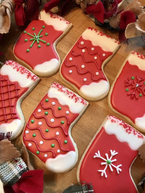 Stocking Royal Icing Cookies, Sugar Cookie Christmas Designs, Christmas Stocking Cookies Royal Icing, Christmas Stocking Cookies Decorated, Christmas Cookies Decorating, Decorated Cookies Christmas, Stocking Sugar Cookies, Stocking Cookies Decorated, Simple Christmas Cookies Decorated