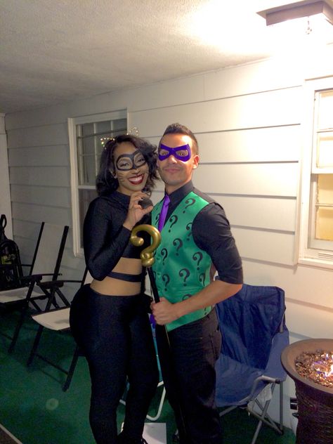 Cat woman and the riddler from batman ! Couple costume Batman Couple Costume, Riddler Halloween Costume, Batman Couple, Cat Women Halloween Costumes, Riddler Costume, Girl Halloween Makeup, Catwoman Costume, Halloween Costumes 2022, Comic Costume