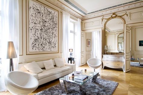 Classical finishings and contemporary furnishings work hand-in-hand in this Paris home, highlighting the timeless, versatile character of Hausmannian architecture. Photo by Sara Niedzwiecka Parisian Chic Apartment, Chic Parisian Apartment, Parisian Interior Design, Parisian Living Room, Parisian Apartment Decor, Chic Apartment Decor, Paris Interiors, Parisian Interior, Provincial Furniture