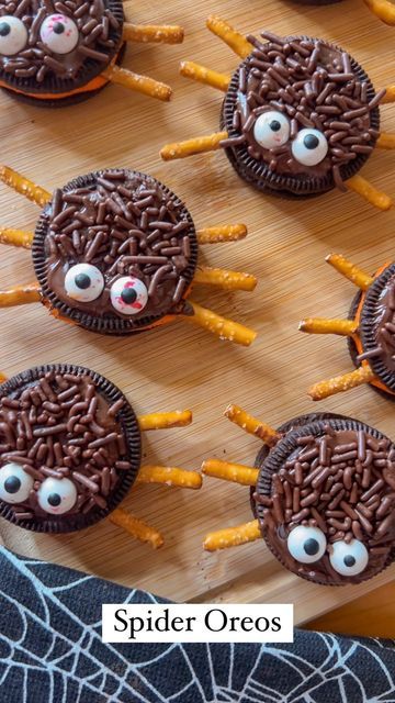 Melt Chocolate Chips In Microwave, Spider Oreos, Chocolate With Sprinkles, Halloween Oreos, Candy Eyes, Halloween School Treats, School Treats, Halloween School, Oreo Cookies