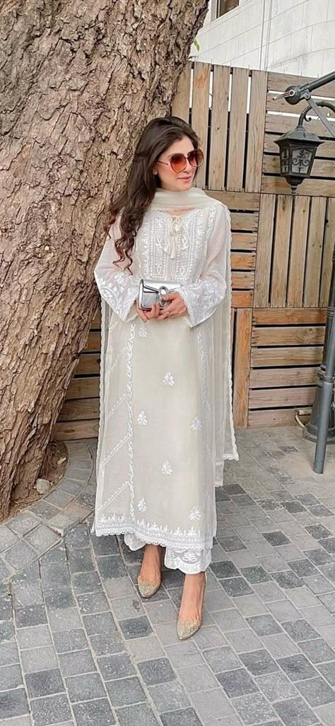 Stylish Eastern Outfits, Styling Lucknowi Kurta, White Lucknowi Suits, Suit Designs Indian Style Chikankari, Lakhnavi Dress Design For Women, Chikankari Pakistani Suit, Heavy Chikankari Suits, Lakhnavi Dress Designs, Pakistani Chikankari Suits