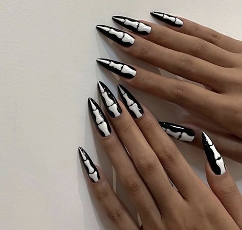 Black nails with Skeleton Design Acrylic Nail Art Halloween, Unghie Nail Art, Halloween Press On Nails, Nail Type, Short Nail, Party Nails, Halloween Nail Designs, Nail Nail, Nail Length