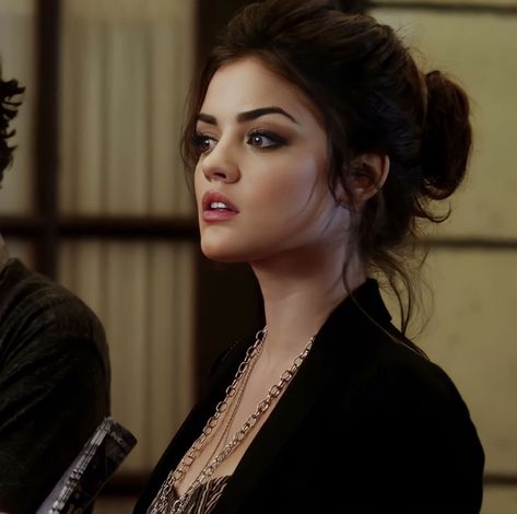 Aria Montgomery Makeup, Aria Montgomery Icon, Obx Wardrobe, Aria Pll, Aria Montgomery Aesthetic, Pll Aesthetic, Pretty Little Liars Aria, Pll Cast, Celebrity Aesthetic