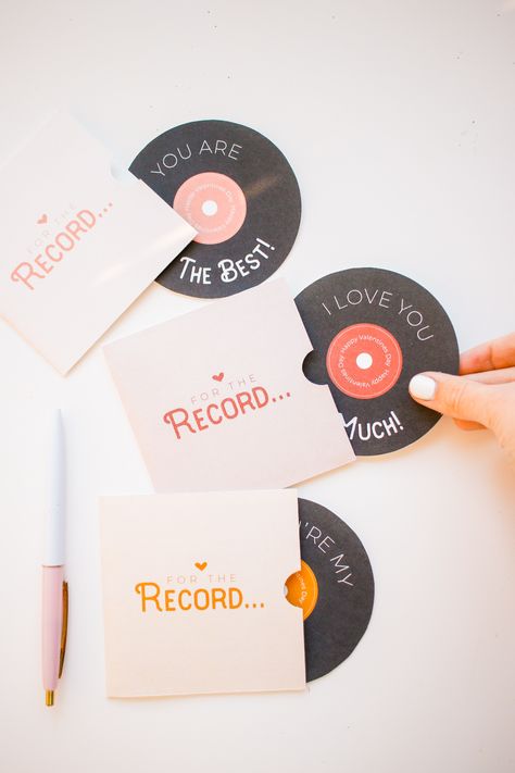 Free Printable Record/Vinyl Valentines Day Card for the Music Lover Diy Easy Valentines Cards, Present For Valentines Day, Diy Boyfriend Gifts Valentines Day, Valentines Cards Diy For Him, Cool Valentines Cards, Diy Valentines Presents, Valentines Gift For Boyfriend Music, Art Valentines Cards, For The Record Card