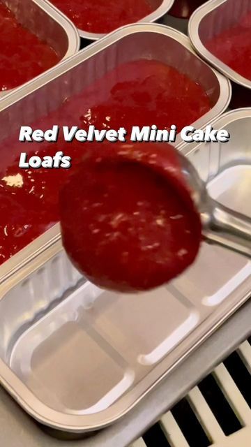 Individual Red Velvet Cake, Red Velvet Cake Loaf, Red Velvet Mini Loaves, Mini Christmas Cake Loafs, Red Velvet Mini Loaf Cakes, Mini Pan Cakes Recipe, Mini Loaf Cake Recipes Easy, Mini Cake Pan Ideas Christmas, Loaf Tin Cakes