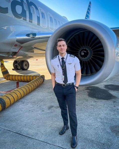 Pilot Uniform Men, Pilot Career, Pilot Uniform, Airline Pilot, Dubai Aesthetic, Bra Image, Airplane Pilot, Friendship And Dating, New Photo Download