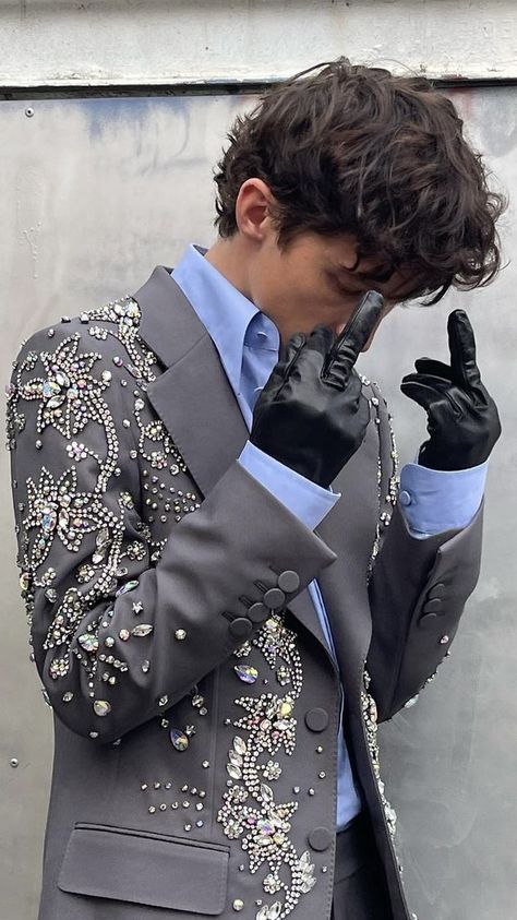 Prom Outfits Men, Embellished Blazer, Prom Blazers, Prom Suits For Men, High Fashion Men, Fancy Suit, Formal Men Outfit, Mens Casual Outfits Summer, Troye Sivan