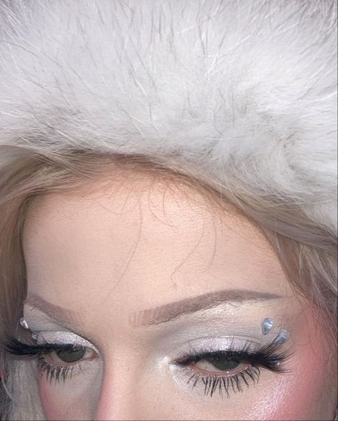 Snow Queen Aesthetic Outfit, Polar Bear Makeup Halloween, Frosty Winter Makeup, Y2k Frosty Makeup, Snow Makeup Looks Ice Queen, Snow Bunny Makeup Look, Frost Makeup Look, Winter Themed Makeup, Snow Fairy Makeup