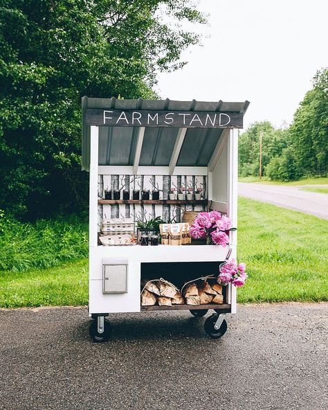 Kroma Acres on Instagram: “Remember how my man builds me all the projects?! Well, exciting news - we worked together to make a building plan for our beloved farmstand…” Diy Farmstand, Boutique Patisserie, Farmers Market Stand, Produce Stand, Vegetable Stand, Market Stands, Flower Cart, Woodworking Plans Diy, Farm Stand