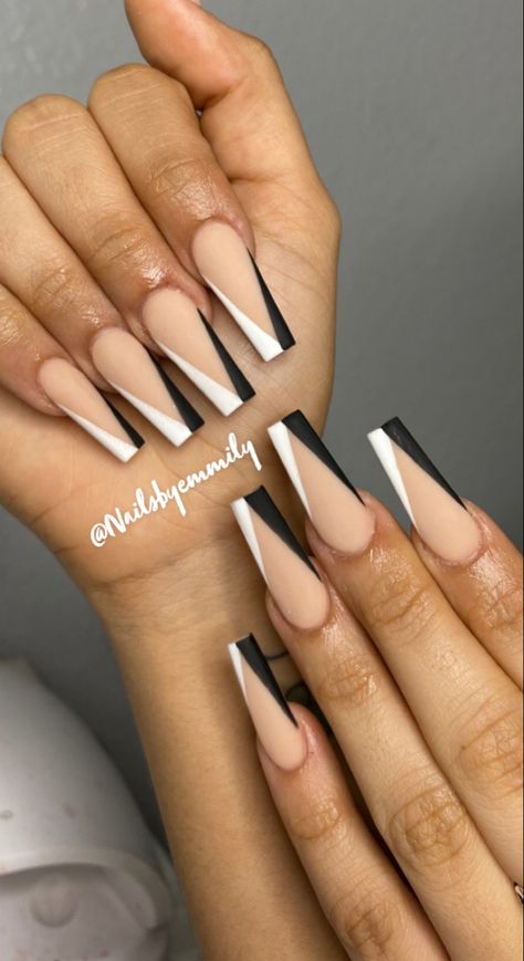 Deep V Nails, Almond V French Tip Nails, Black And White Coffin Nail Ideas, Black And White Ombré Nails, Deep V French Tip Nails Coffin, Black And White French Tip Nails Coffin, Black And White Nails Coffin Long, Black And White V Tip Nails, Black And White Nails Ballerina