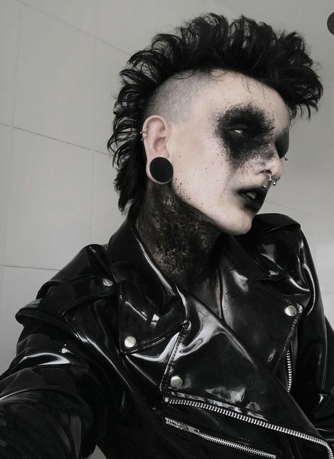 Masc Alt Makeup, Short Deathhawk, Male Goth Makeup, Punk Makeup Men, Goth Boy Makeup, Punk Makeup Looks, Aesthetic Reference, Punk Rock Aesthetic, Punk Mohawk