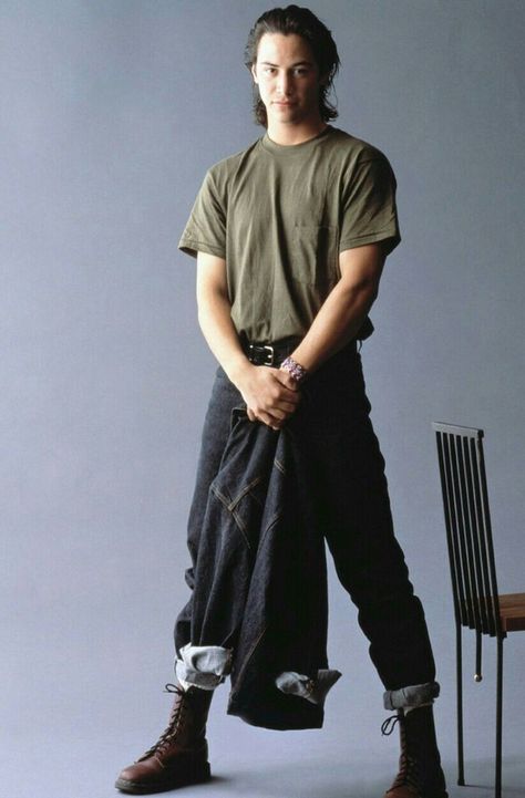 Keanu Reeves 90s, Keanu Reeves Young, Modern Fits, Shirts With Holes, Elle Johnson, Keanu Reeves Life, 90s Outfit, Sharp Dressed Man, Men Fashion Casual Outfits