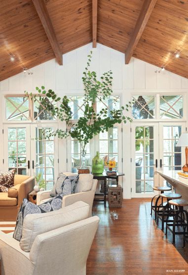 fabulous home with stain wood color pine ceiling Wood Ceiling Bedroom, Vaulted Ceiling Living Room, Stained Doors, Wood Stain Colors, Wood Ceiling, Trendy Living Rooms, Wooden Ceilings, Floor Colors, Wood Ceilings