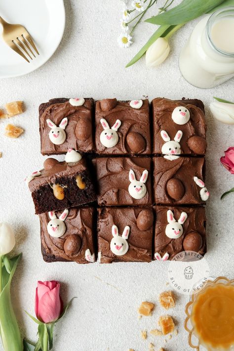 Vegan Easter Cake, Easter Cake Vegan, Desert Easter, Easter Sheet Cake, Vegan Easter Dessert, Caramel Sheet Cake, Easter Snack Ideas, Vegan Easter Treats, Easter Chocolate Cake