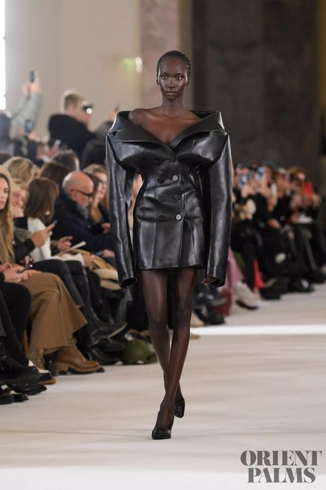 Leather Runway 2023, Leather Runway Fashion, Leather Dress Runway, Schiaparelli Spring 2023, Spring 2023 Couture, 2023 Couture, Column Dress, Creation Couture, Looks Chic