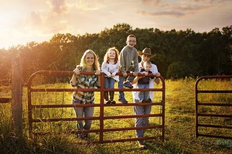 Family Pics With Hay Bales, Fall Farm Photoshoot Family, Family Photos At Farm, Hay Bale Family Pictures, Haybale Photoshoot Family Pics, Ranch Style Family Pictures, Family Country Pictures, Western Extended Family Pictures, Family Pictures With Chickens