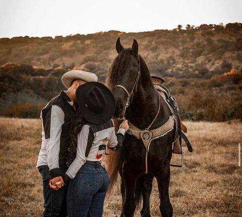 Ranchero Wedding, Cowboy Couple, Western Couple Photoshoot, Western Couple, Horse Photoshoot, Couple Shooting, Deck Pictures, Engagement Picture Outfits, Cowboy Wedding