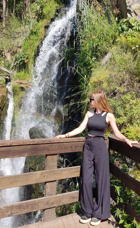 Mountain Vacay Outfits, Vacation Outfits Mountain, Waterfalls Photoshoot Ideas, Waterfalls Outfit Ideas, Waterfall Outfit Ideas, Waterfall Poses Photo Ideas, Mountain Vacation Outfits, Waterfall Outfit, Waterfall Picture Ideas