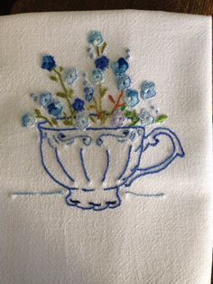 Tea Embroidery, Tea Towels Embroidery, Embroider Ideas, Embroidery Stitches Beginner, Advanced Embroidery, Embroidery Stitches Tutorial, Hand Embroidery Projects, Hand Embroidery Flowers, Embroidery Patterns Vintage