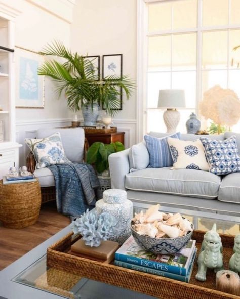 Hamptons House Interior, Hamptons Style Living Room, Hamptons Interior, Hamptons Style Home, Styl Hampton, Hamptons Decor, Coastal Decorating Living Room, Beach Living Room, Blue White Decor