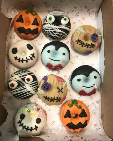 Crazy Donuts Ideas, Halloween Mini Donuts Ideas, Halloween Doughnuts Ideas, Halloween Donuts Ideas, Donut Pictures, Cake Mix Donuts, Donut Decorating Ideas, Donut Art, Halloween Donuts