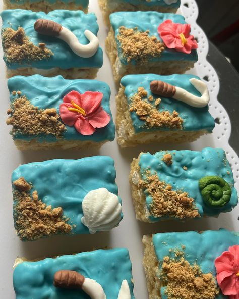 Moana-inspired cake & treats✨ #cake #cupcakes #ricekrispies #moana Moana Party Treats Ideas, Moana Snack Table, Moana Sheet Cake Ideas, Moana Theme Cupcakes, Moana Themed Sweet 16, Moana Decorations Party, Moana Theme Quinceanera, Boy Moana Birthday Party, Moana Cupcakes Ideas