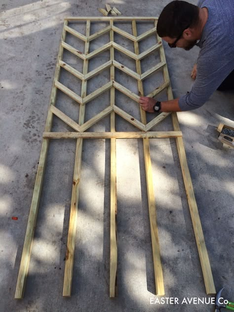 how to build a chevron lattice for garden plants, step 16 - Easter Avenue Co on @Remodelaholic Koti Diy, Diy Garden Trellis, Lattice Trellis, Diy Trellis, Garden Vines, Have Inspiration, Garden Trellis, Garden Structures, Garden Crafts