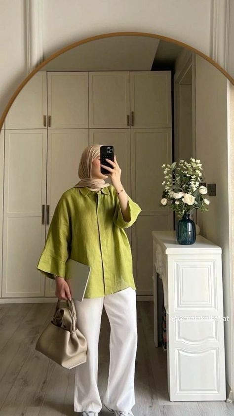 Modest Hijabi Outfits Casual, Summer Hijabi, Hijab Outfit Summer, Travel Looks, Stylish Outfits Casual, Perfect Color Combinations, Hijab Fashion Summer, Estilo Hijab, Modest Casual Outfits