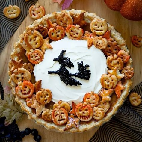 30 Halloween Pie Ideas That Deserve a Place on Your Table Spooky Halloween Food Ideas, Halloween Pie, Halloween Bakes, Easy Recipes For Kids, Pie Ideas, Halloween Charcuterie, Halloween Food Ideas, Spooky Halloween Food, Pie Crust Designs