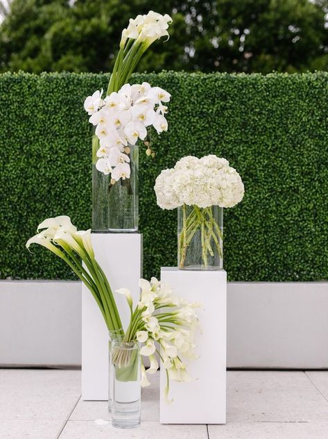 Wedding Columns, Wedding Ceremony Inspiration, Wedding Pillars, Wedding Ceremony Decorations Outdoor, Indoor Wedding Ceremonies, Wedding Display, Ceremony Inspiration, White Wedding Flowers, Mod Wedding