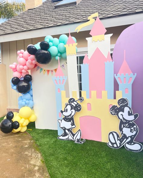 Vintage Disney Balloon Garland, Happiest Birthday On Earth Party, Disneyland Birthday Decorations, Disneyland Party Theme Birthday, Disney World Party Ideas, Disneyland Birthday Party Backdrop, Disneyland Trunk Or Treat Ideas, Disney Party Theme Decorations, Disneyland Theme 1st Birthday Party