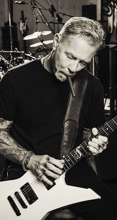 Metal Album Cover Wallpaper, James Hetfield Aesthetic, Wallpaper Metallica Band, James Hetfield Now, 80s Rock Wallpaper, James Hetfield Wallpaper, Metallica Aesthetic, Metallica Tattoo Ideas, The Great Expectations