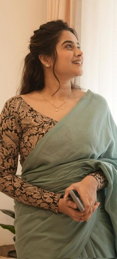 Saree Cotton Simple, Simple Elegant Sarees Classy, Full Blouse Saree, Corporate Saree Look, Chudi Poses, Sleeve Ideas Women, Saree For Short Height Women, Office Saree Look, Full Sleeve Blouse Designs Saree