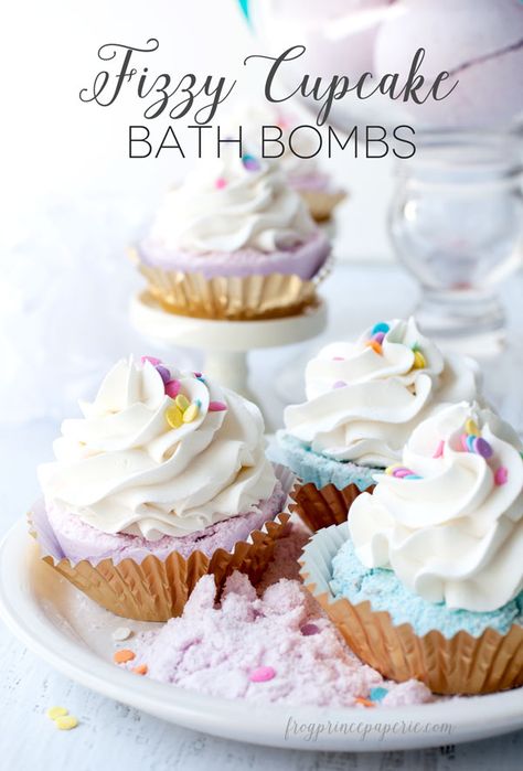 Vanilla Cupcake Bath Bomb Recipe #bathbombs #cupcakes #teachergift #mothersdaygift Bath Boms, Bombe Recipe, Bath Bomb Recipes, Bath Fizzies, Diy Spa, Homemade Bath Products, Diy Body, Beauty Recipe, Homemade Beauty Products