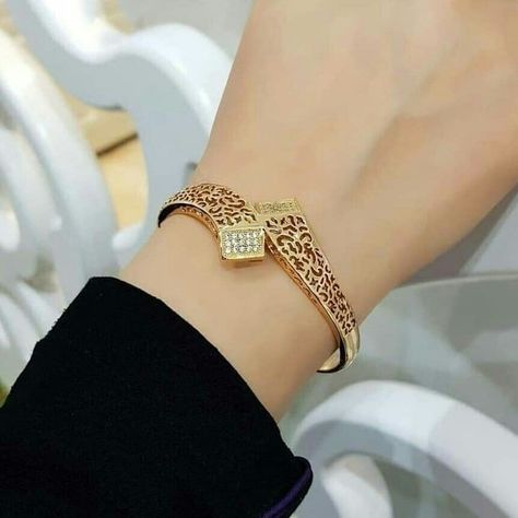 Trending Gold Jewellery Designs, Gold Bracelets For Women Indian, Kada Design, Gold Kada, Unique Gold Jewelry Designs, Gold Bangles For Women, Latest Bracelets, Diamond Bracelet Design, New Gold Jewellery Designs