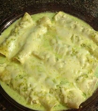 Enchiladas suizas con cilantro y crema Suizas Enchiladas, Enchiladas Suizas Recipe, How To Make Enchiladas, Enchiladas Suizas, Mexican Dishes, Mexican Recipes, Diy Food Recipes, Yummy Dinners, Mexican Food