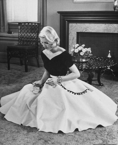 Nina Leen, Dress Sites, Black Velvet Top, Casual Day Dresses, Velvet Top, Romantic Dress, 60s Fashion, Velvet Tops, Vintage Girls