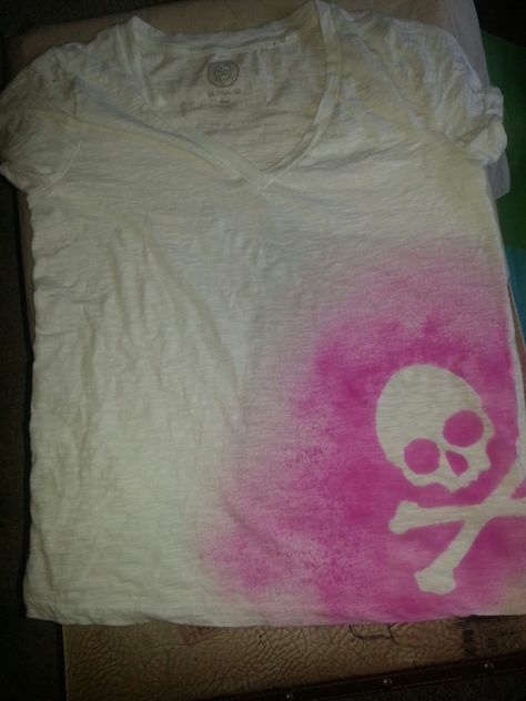 Skull hot glue gun stencil shirt!! Diy Muscle Shirt, Alt Shirt Designs Diy, Arts And Crafts With Hot Glue, Shirt Stencil, Tshirt Bleaching Ideas, Punk Shirt Diy, How To Make Graphic Tees, Bleach On Clothes, Diy Shirt Ideas Paint