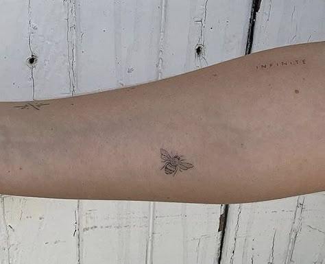 Honey Bee Side View Tattoo, Infinity Bee Tattoo, Placement Tattoo, Honey Bee Tattoo, Tiny Flower Tattoos, Bee Tattoos, Bumble Bee Tattoo, Single Needle Tattoo, Cute Tiny Tattoos