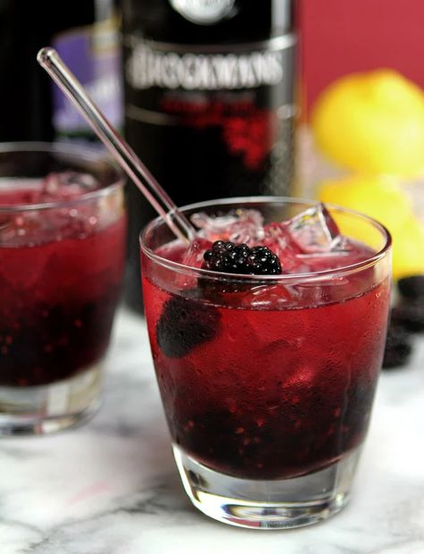 15+ Classy Chambord Cocktails - The Kitchen Everything Chambord Cocktails, Cocktails Christmas, Classic Drinks, French Martini, Hosting A Party, Sour Foods, Raspberry Liqueur, Quiet Evening, White Rum