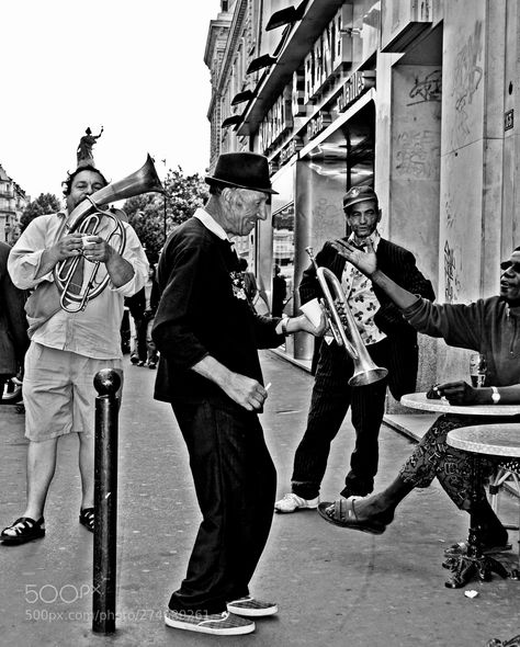 Buena Vista Social Club in Paris .... Club In Paris, Buena Vista Social Club, Frequent Flyer Miles, Clubbing Aesthetic, Social Club, Street Photography, Halo, Travel Photography, Historical Figures