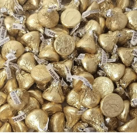 Golden Birthday Themes, Golden Birthday Ideas, Golden Birthday Parties, Gold Things, Buffet Dessert, Gold Dessert, Gold Candy, Hershey's Kisses, Gold Birthday Party