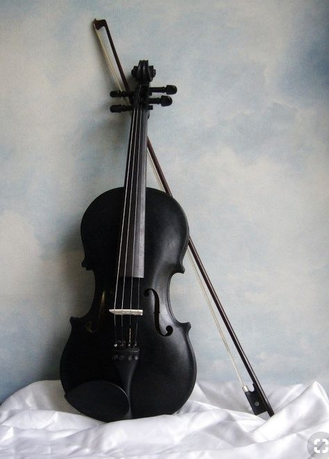 Old Violin, Black Violin, Violin Photography, Violin Art, Violin Design, Instruments Art, Desain Pantry, Mrs Hudson, The Violin