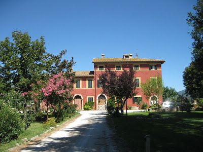 Red Italian House - Exterior Color Italian Villa Exterior, Italian House Exterior, Italian House Plans, Red Houses, Mediterranean Style Home, Italian House, Mediterranean Style Homes, Mediterranean Home Decor, Italian Villa